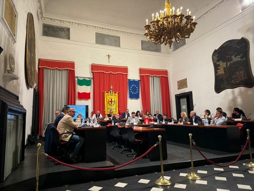 Albenga, la maggioranza boccia le mozioni, l’opposizione: “Esigenze reali ignorate”