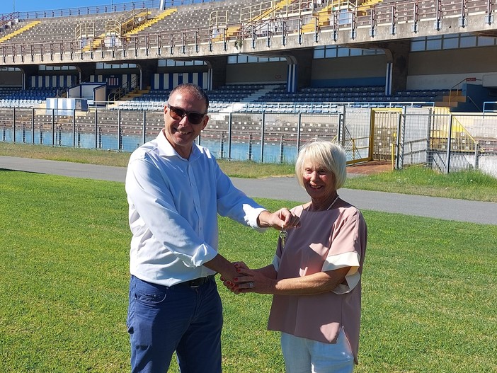 Calcio. Le porte del Bacigalupo si aprono per il Città di Savona, consegnate le chiavi dai gestori: "Obiettivo usare il campo anche per le partite" Calcio. Le porte del Bacigalupo si aprono per il Città di Savona, consegnate le chiavi dai gestori: "Obiettivo usare il campo anche per le partite"