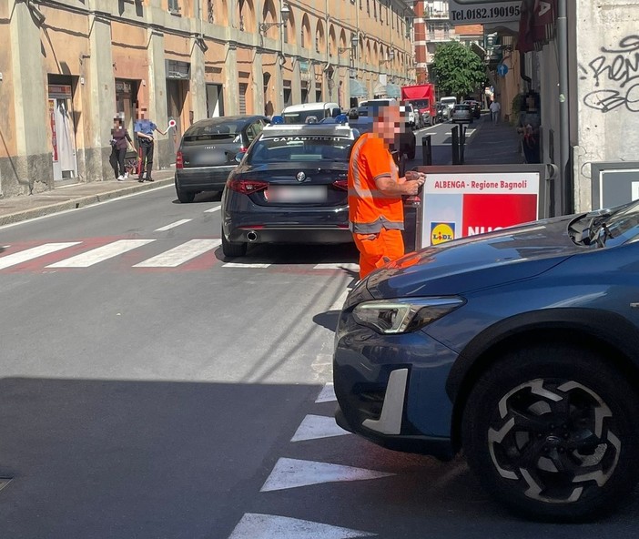 Albenga, arrestato in pieno centro storico: uomo bloccato dai carabinieri in piazza San Francesco Albenga, arrestato in pieno centro storico: uomo bloccato dai carabinieri in piazza San Francesco