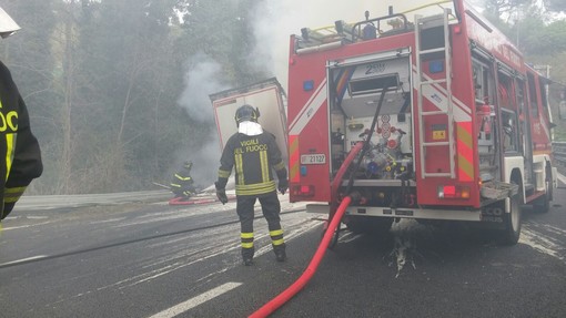 Camion si ribalta e prende fuoco sulla A10 tra Albisola e Celle Ligure: due feriti al San Paolo Camion si ribalta e prende fuoco sulla A10 tra Albisola e Celle Ligure: due feriti al San Paolo