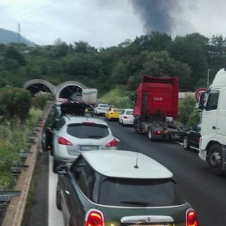 Unica corsia sulla A10 per l'incendio del tir: chilometri di coda tra Finale e Albenga