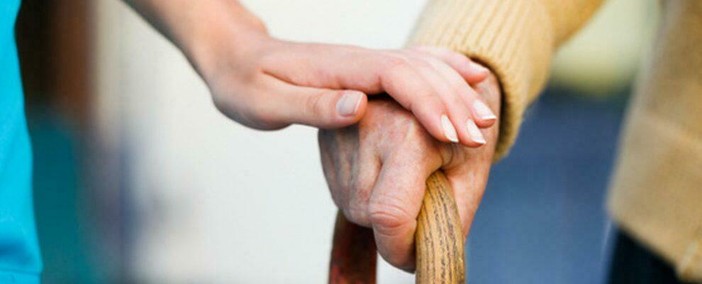 "Hanno salvato mio padre. Investiamo sulla sanità sono degli angeli": la commovente lettera di una figlia al personale sanitario di Cuneo e Fossano
