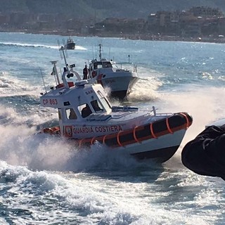 Avaria al motore e fumo dalla sala macchine: la Guardia Costiera soccorre imbarcazione al largo di Andora