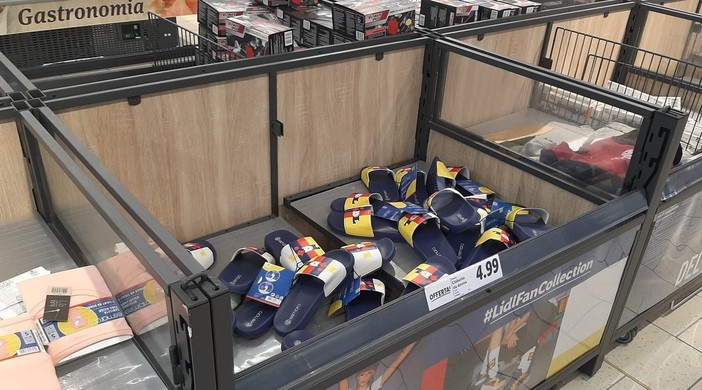 Ciabatte e scarpe a ruba, "assalto" all'offerta del supermercato: succede anche a Savona Ciabatte e scarpe a ruba, "assalto" all'offerta del supermercato: succede anche a Savona