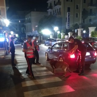 Tentano di rubare birre, scoperti dal vigilante fuggono dopo una colluttazione: i carabinieri di Alassio indagano