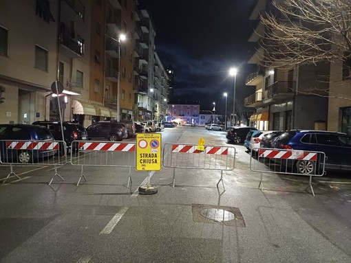 Cairo, sversamento di materiale oleoso da un autobus: chiusa la circolazione in Corso Dante Cairo, sversamento di materiale oleoso da un autobus: chiusa la circolazione in Corso Dante
