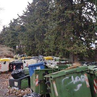 Ad Albenga un vero e proprio "cimitero dei cassonetti" (FOTO E VIDEO)