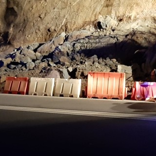 Cadono detriti sull'Aurelia a Celle: intervento dei vigili del fuoco