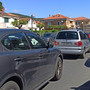Loano, veicolo si cappotta lungo l'Aurelia alla rotonda di via Minniti: nessun ferito, traffico in tilt
