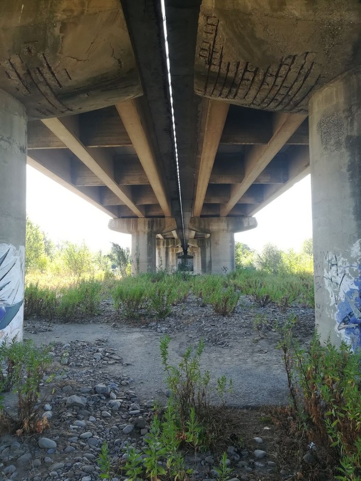Ragazzi lanciano sassi dal greto del fiume colpendo veicoli in autostrada, intervento della Polizia