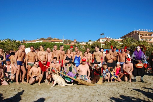 Ad Albisola il cimento e la corsa delle befane