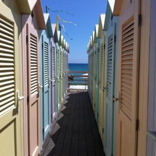 Noli, volano delle cabine a causa del forte vento: un ferito