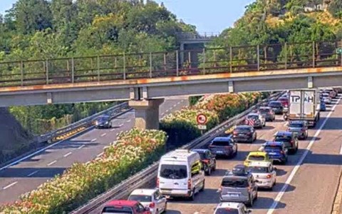 Tamponamento tra quattro auto e un camion nella galleria Pecorile sull'A10 a Celle: traffico in tilt