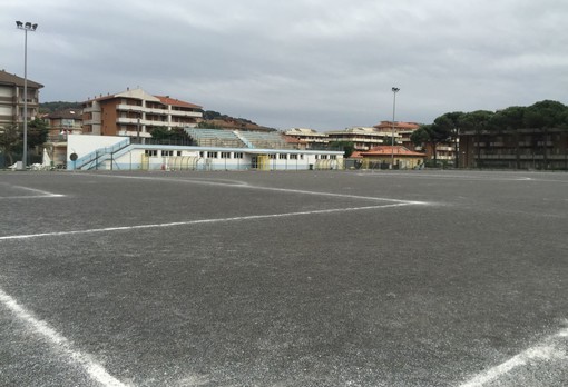 Andora, un manto in erba sintetica per il campo da calcio di via Marco Polo