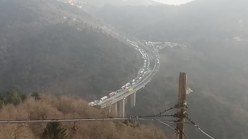 Traffico in tilt sull'A10, anche un'ambulanza imbottigliata
