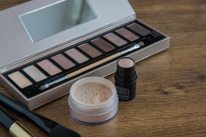 Trend beauty 2026: il ruolo del correttore illuminante nei look naturali e glow Trend beauty 2026: il ruolo del correttore illuminante nei look naturali e glow