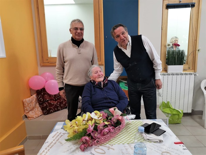 La bella storia di Benedetta, che ad Alassio festeggia 102 anni e svela: "Il segreto è l'aria buona della Fenarina" La bella storia di Benedetta, che ad Alassio festeggia 102 anni e svela: "Il segreto è l'aria buona della Fenarina"