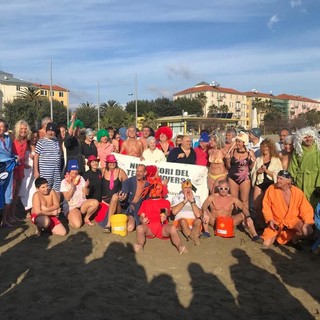 Vado, sono 80 i temerari che hanno sfidato il mare per il cimento invernale (FOTO)