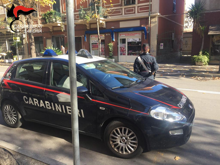 Albenga, minaccia con una sedia e colpisce al volto un esercente per rubargli l'incasso: arrestato 31enne irregolare Albenga, minaccia con una sedia e colpisce al volto un esercente per rubargli l'incasso: arrestato 31enne irregolare