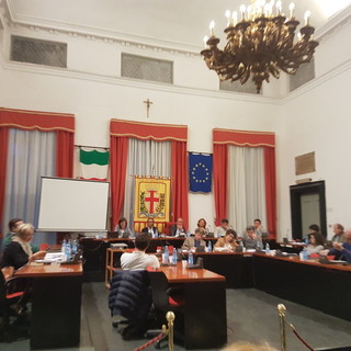 La sala consigliare del comune di Albenga "deve" avere un nome
