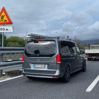 Fiamme da un veicolo sulla A10 a Orco Feglino: fino a 6 km di coda, nessun ferito