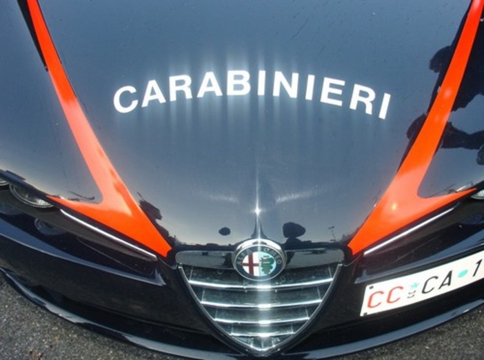 Albenga, donna sotto l'effetto di sostanze aggredisce a pugni e morsi un Carabiniere: arrestata