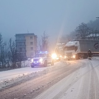 Maltempo in Val Bormida, a Dego un camion bloccato dalla neve