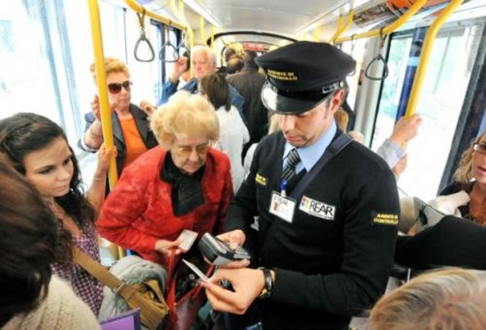 Alassio, sale sull'autobus senza biglietto ed aggredisce il controllore a colpi di ombrello: arrestato dai carabinieri Alassio, sale sull'autobus senza biglietto ed aggredisce il controllore a colpi di ombrello: arrestato dai carabinieri