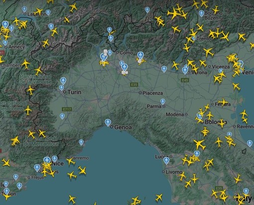 Problema al centro di controllo radar, bloccati per ore i voli nel Nord Ovest, ritardi all'aeroporto di Genova Problema al centro di controllo radar, bloccati per ore i voli nel Nord Ovest, ritardi all'aeroporto di Genova