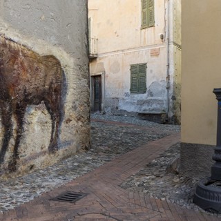 Borgio, rimosso "Il cavallo di Magno" dal percorso "I muri raccontano". L'amarezza del sindaco Dacquino: "Nessuna attenzione al rispetto dell'opera"