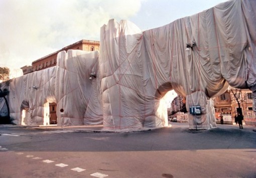 Albissola: postcards di Christo e Jeanne-Claude in mostra Albissola: postcards di Christo e Jeanne-Claude in mostra