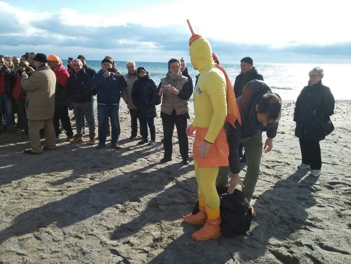 "Striscia la Notizia" a Ceriale con i balneari per dire no alla Bolkestein "Striscia la Notizia" a Ceriale con i balneari per dire no alla Bolkestein