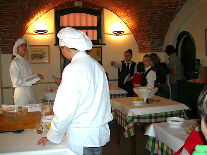 La tradizione dei canestrelli della confraternita di S. Maria Maddalena diventano materia di studio per gli studenti laiguegliesi La tradizione dei canestrelli della confraternita di S. Maria Maddalena diventano materia di studio per gli studenti laiguegliesi