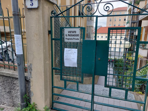 "Visto che tu lasci la m...a lascerò una polpetta": il cartello shock posizionato in via Formica a Savona (FOTO)