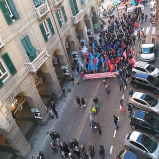 Il Pd regionale: "Oggi abbiamo sfilato in corteo con i lavoratori Piaggio Aerospace" Il Pd regionale: "Oggi abbiamo sfilato in corteo con i lavoratori Piaggio Aerospace"