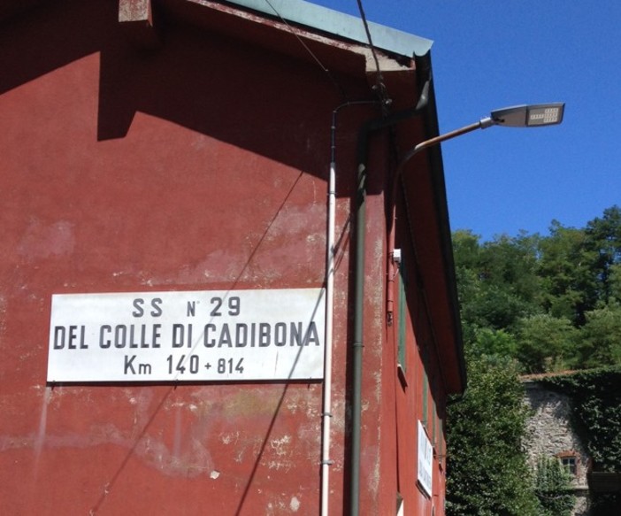 Macchina si cappotta sul Colle di Cadibona
