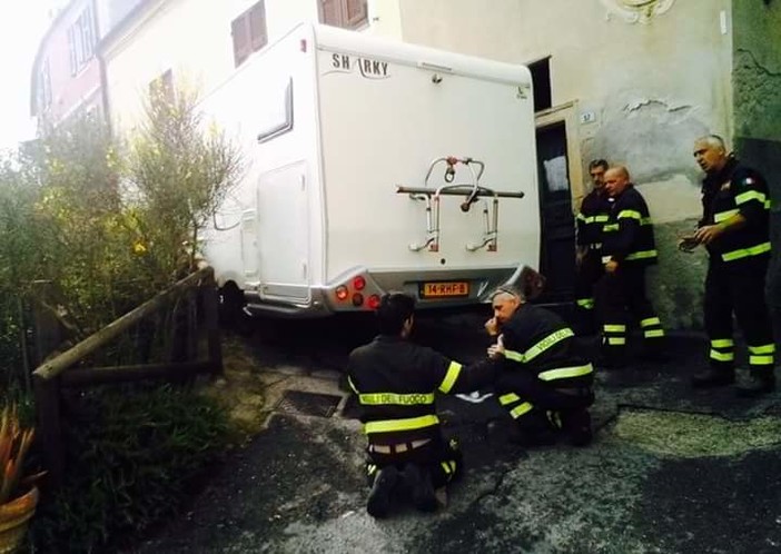 Tovo San Giacomo, camper di olandesi incastrato in via Portio a Bardino Vecchio