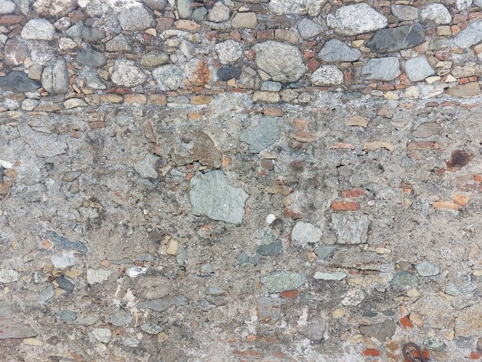 Le Albisole e le tazzine della Fac: i cocci tra i muri delle creuze e le spiagge Le Albisole e le tazzine della Fac: i cocci tra i muri delle creuze e le spiagge