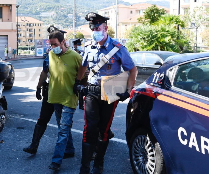 Alberto Grosso mentre sta per essere condotto in carcere a Imperia Alberto Grosso mentre sta per essere condotto in carcere a Imperia