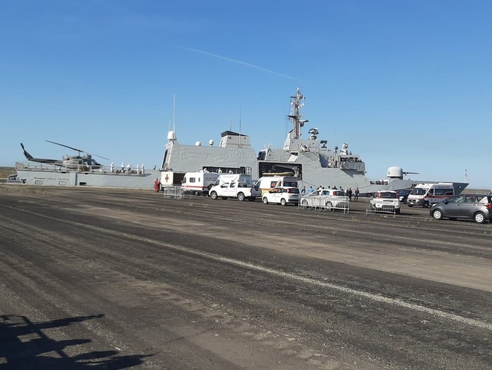 Sbarcati a Genova a gruppi di venti i primi migranti dal pattugliatore militare Cigala Fulgosi Sbarcati a Genova a gruppi di venti i primi migranti dal pattugliatore militare Cigala Fulgosi