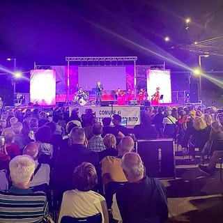 Borghetto S. Spirito: piazza Pelagos gremita per il concerto del tenore Davide Pastorino
