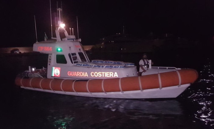 Natante imbarca acqua, la persona a bordo lancia l'allarme. Intervento della Capitaneria di Porto Natante imbarca acqua, la persona a bordo lancia l'allarme. Intervento della Capitaneria di Porto