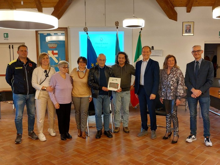 Andora, le chiavi della Città al presidente del Gruppo Alpini Val Merula Elio Lunghi