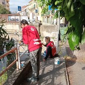 Savona, i Custodi del bello al lavoro per ridipingere le ringhiere in via Pisa e sui ponti sul Letimbro Savona, i Custodi del bello al lavoro per ridipingere le ringhiere in via Pisa e sui ponti sul Letimbro