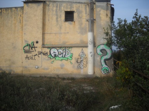 Writer in azione: vandalizzata la chiesa di San Bernardino a Finale