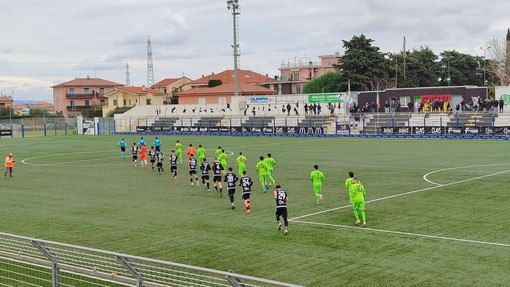 Calcio, Albenga. Volantini in città contro la società. SportStore: "Rapporti con il club diretti e non in pubblica piazza"