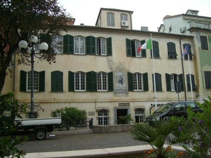 Celle, modificato il regolamento di polizia urbana: vietato circolare a torso nudo o solo in costume su tutto il territorio