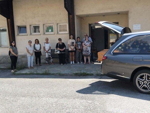 Cengio, il commosso saluto delle volontarie a Franco Icardi davanti alla biblioteca (FOTO)