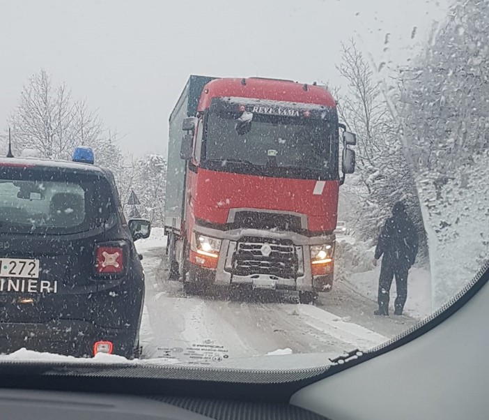 Neve in Val Bormida, tir intraversato sulla Sp 42 (FOTO)