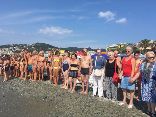 Mano nella mano in riva al mare: le Albisole ricordano le vittime di Genova (FOTO e VIDEO) Mano nella mano in riva al mare: le Albisole ricordano le vittime di Genova (FOTO e VIDEO)